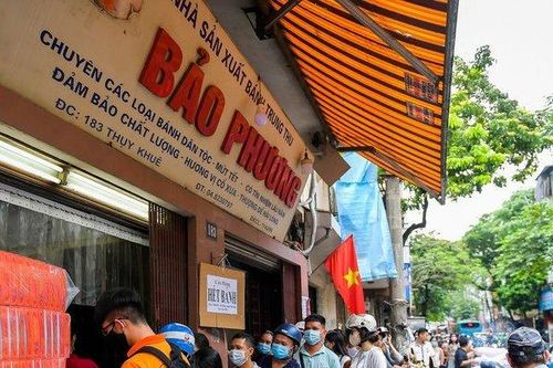 Người dân Thủ đô xếp hàng dài mua bánh Trung thu