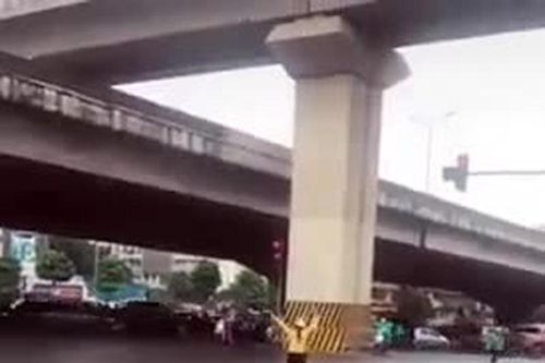 Cô gái đội mũ bảo hiểm, dừng xe đạp... 'đi đường quyền' giữa ngã tư