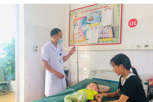 Hà Giang: Ăn nhầm thuốc diệt côn trùng, 2 cháu nhỏ phải nhập viện cấp cứu