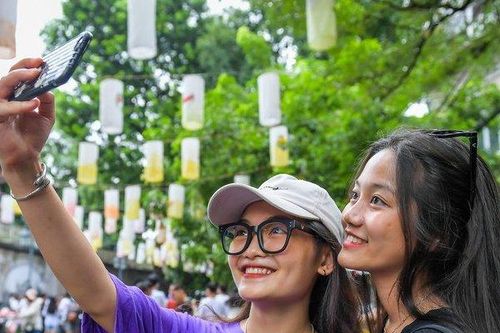 Hà Nội: Phố Phùng Hưng rực rỡ hàng nghìn đèn lồng đón Trung thu