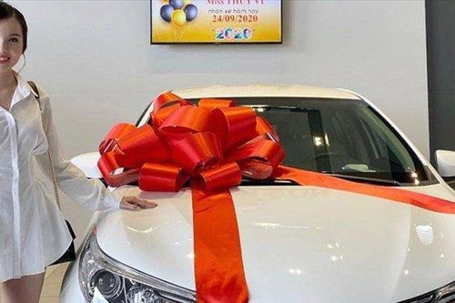 Bóc giá xế hộp Hoa khôi Thúy Vi tậu ngay sau khi tốt nghiệp thạc sĩ