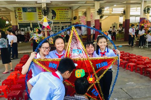 Trường THCS Võ Văn Ký tổ chức Tết Trung thu với chủ đề 'Vầng trăng yêu thương'