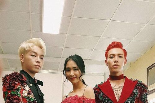 Hòa Minzy đi giày cao 23 cm