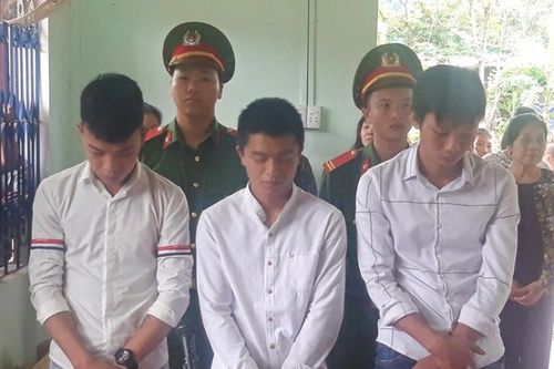 21 tháng tù cho 3 đối tượng 'xúc phạm Quốc kỳ'