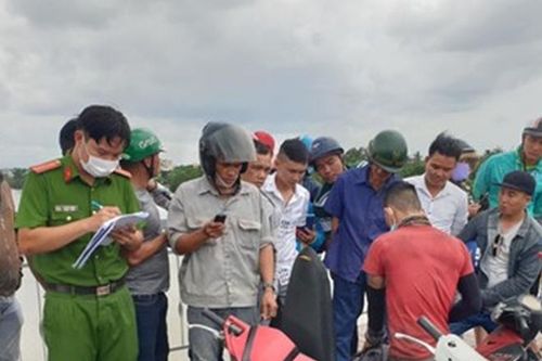Nam thanh niên nhảy sông Sài Gòn tự tử