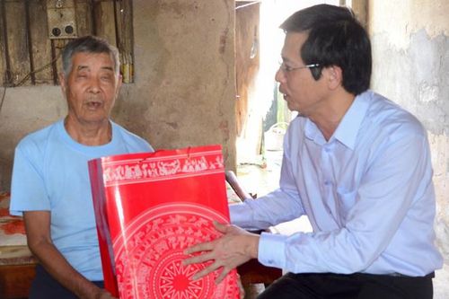 Lãnh đạo Thành ủy thăm, tặng quà người cao tuổi