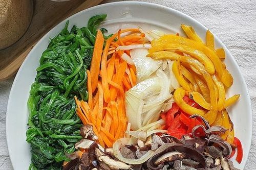 8x đẹp trai chia sẻ cách làm miến trộn Hàn Quốc, các mẹ học ngay vì chỉ cần 1 món này cũng xong bữa tối ngon lành!