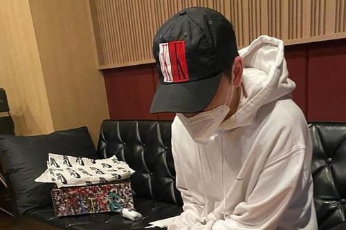 Giày hoa cúc mới của G-Dragon có giá từ 12 triệu đồng