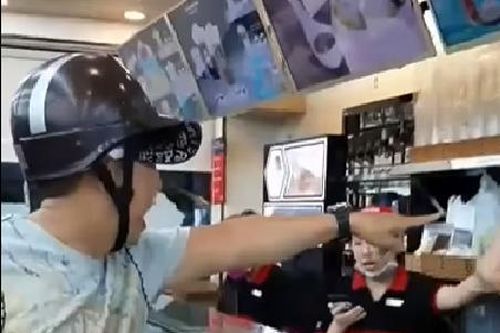 Clip ông bố đập đồ, dọa đốt cửa hàng trước mặt con nhỏ gây phẫn nộ
