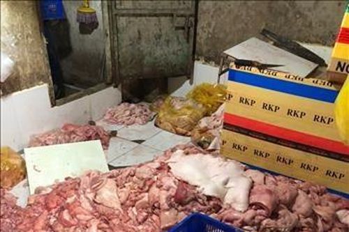 Phát hiện và tiêu hủy sản phẩm thịt lợn đã bốc mùi hôi thối