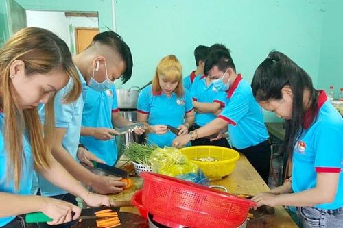 Thanh niên Bình Dương 'thức khuya, dậy sớm' lo cơm cho người nghèo