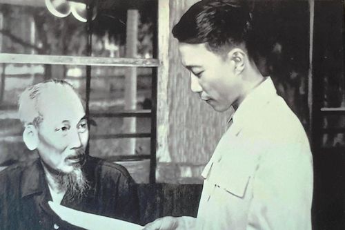 Chân thực những hình ảnh đi cùng năm tháng về nhà thơ Tố Hữu