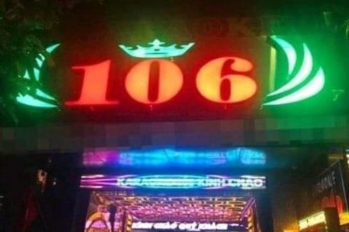 Nhân viên karaoke múa thoát y phục vụ khách