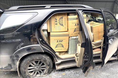 Phát hiện xe ô tô chở hơn 10.000 bao thuốc lá không rõ nguồn gốc