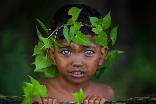 Những đứa trẻ có màu mắt hiếm gặp ở bộ tộc Indonesia