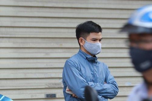 Người dân co ro trong ngày đầu đón không khí lạnh