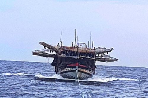 Cứu nạn 39 ngư dân trên tàu câu mực Quảng Nam