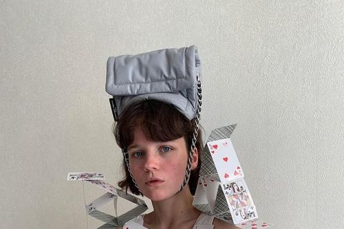 Cô gái 19 tuổi nổi tiếng nhờ tài thiết kế thời trang từ lá bài, đĩa CD