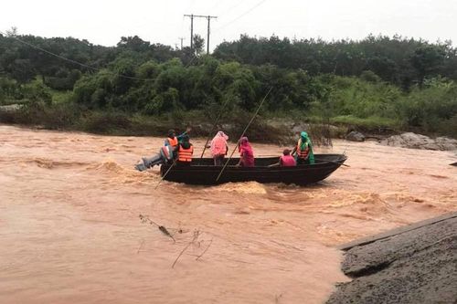 Hơn 150 người tìm kiếm 2 cha con bị nước cuốn trôi