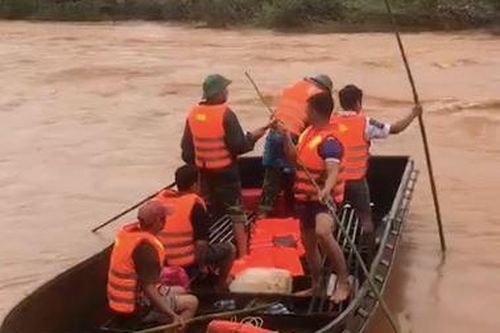 Tìm kiếm thi thể 2 cha con bị nước lũ cuốn trôi