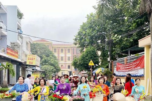 TPHCM: Phụ nữ Tây Thạnh lần đầu mặc áo dài diễu hành bằng xe đạp