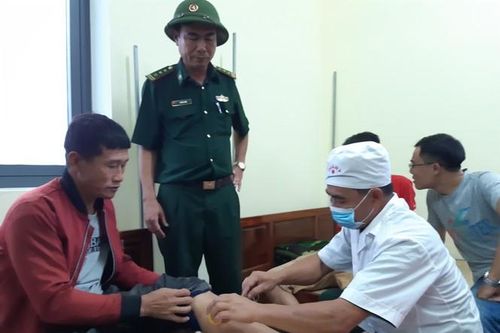 Cứu hộ thành công 11 thuyền viên gặp nạn trôi dạt trên biển