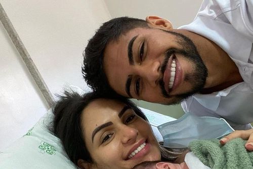 Vợ bất ngờ chuyển dạ, cầu thủ người Brazil trở thành nhân viên hộ sinh bất đắc dĩ