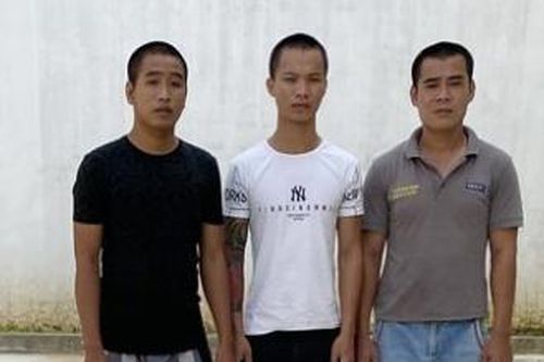 Mâu thuẫn trong lúc hát karaoke 2 nhóm thanh niên dùng dao, gậy sắt đuổi chém nhau