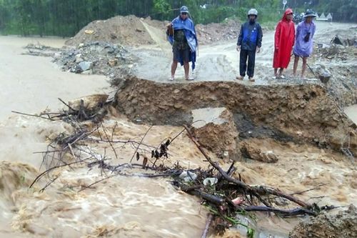 Quảng Ngãi: Một người bị lũ cuốn trôi mất tích, sạt lở chia cắt nhiều tuyến đường