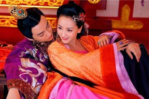 Được vua sủng ái, tại sao chỉ có cung nữ hoảng sợ?