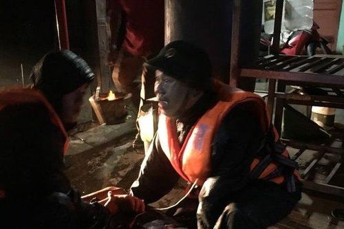 15 giờ xuyên đêm vượt sóng to cứu 5 thuyền viên trôi dạt trên biển