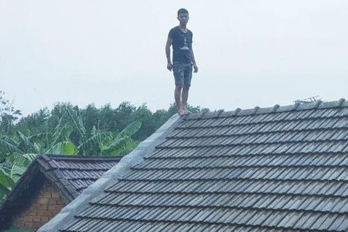Xót thương cảnh nhà dân ngập trong biển nước, nhiều nơi bị lũ chia cắt