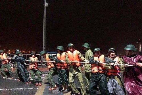 Cứu tàu và người gặp nạn bị đứt dây neo trôi dạt trên biển