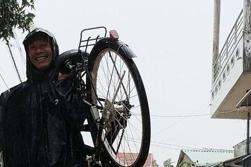 Đường phố biến thành sông, nhiều người dân Huế vẫn mỉm cười lạc quan