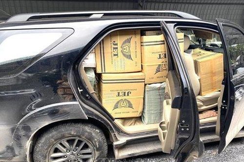 Bắt quả tang nhóm đối tượng nhập lậu 11.600 bao thuốc lá