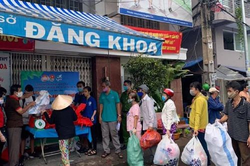Người Sài Gòn đổi rác lấy gạo