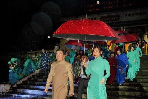 Lãnh đạo TP.HCM 'đội mưa' ủng hộ lễ hội Áo dài lần thứ 7