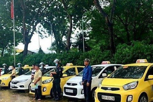 Tạm giữ 7 tài xế taxi hỗn chiến tranh khách trước cổng viện