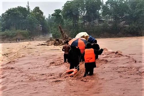 Bộ đội Biên phòng vượt lũ đưa sản phụ đến bệnh viện