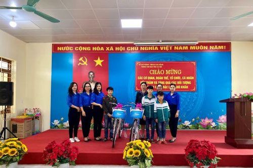 Petrolimex Cao Bằng: Tặng xe đạp động viên học sinh hoàn cảnh khó khăn