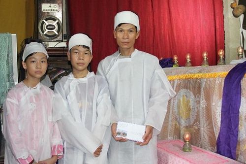 Báo CAND và Công ty Duy Lợi trao tiền hỗ trợ gia đình thai phụ tử nạn trong lũ
