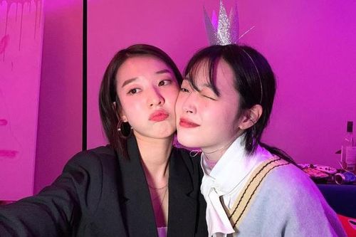 Diễn viên Kim Sun Ah viếng mộ Sulli
