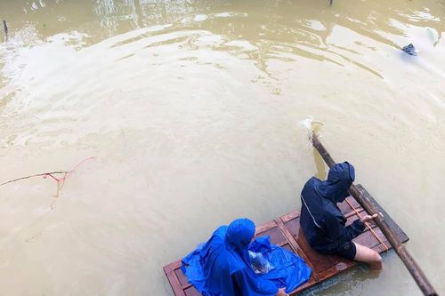 Sinh viên Nghệ An chống chọi với lũ lụt tại Huế