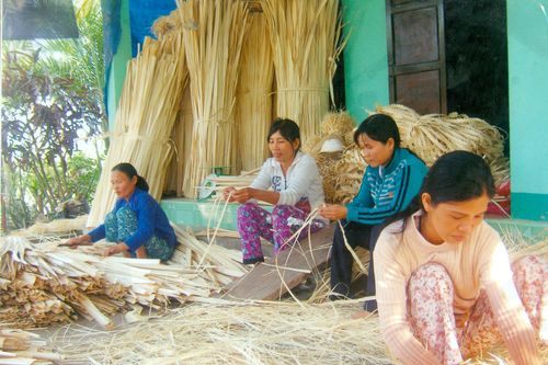 Rủ nhau đan giỏ để thoát nghèo