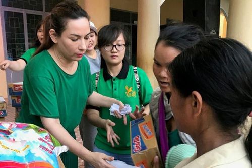 Các nghệ sỹ Việt tiếp tục quyên góp ủng hộ miền Trung
