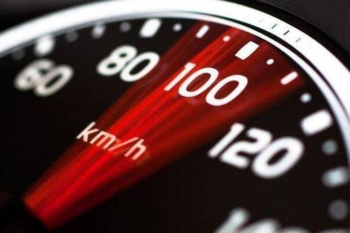 Có thể dùng tay trần cản một chiếc ô tô đang chạy không?