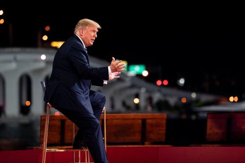 Tổng thống Trump: Có hai câu chuyện về khẩu trang