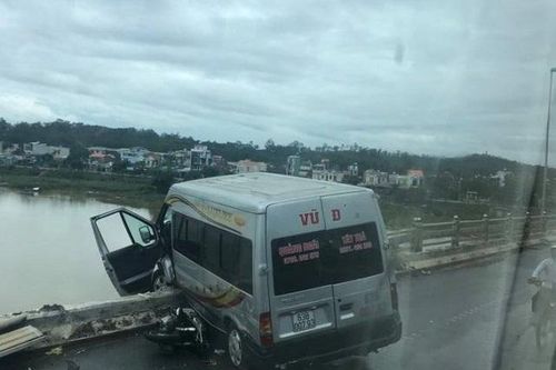 Tai nạn liên hoàn khiến 4 người bị thương, ô tô 16 chỗ treo lơ lửng trên cầu