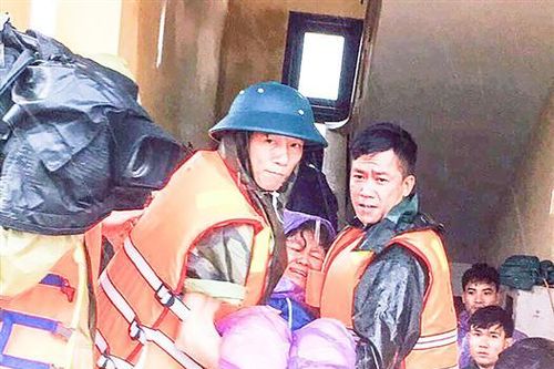 Nghĩa tình trong cơn lũ dữ