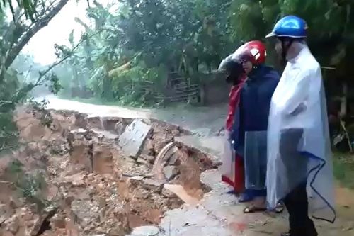 Hà Tĩnh mưa lớn, nhiều tuyến đường thôn bị sạt lở nghiêm trọng